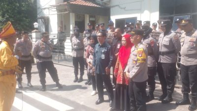 Polres Kotabaru Kawal Aksi Damai di DPRD, Pastikan Keamanan Tetap Kondusif