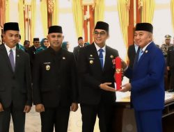 Bupati dan Wakil Bupati Tanbu Terima SK Mendagri 2025-2030