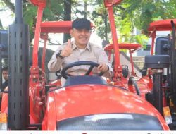 Rahmat Serahkan Bantuan Alsintan, Dorong Brigade Pangan Tingkatkan Produksi