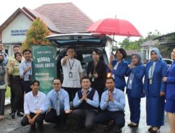 Bank Kalteng Cabang Sukamara Berbagi Takjil untuk Warga