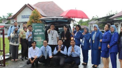 Bank Kalteng Cabang Sukamara Berbagi Takjil untuk Warga