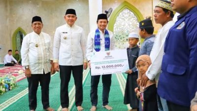 Bupati Rahmat Trianto Bersama Wagup Kalsel Serahkan Bantuan Baznas Total Rp 92 Juta