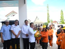 Puluhan Petugas Kebersihan DLH Pulpis Dapat Paket Sembako dari PT. PLN Nusantara Power