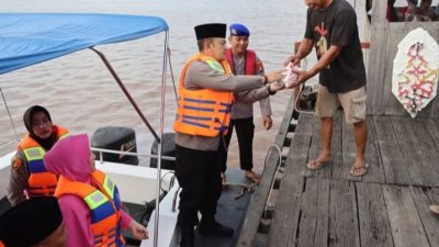 Unik, Kapolres Pulang Pisau Naik Kapal Bagikan Takjil di Sungai Kahayan