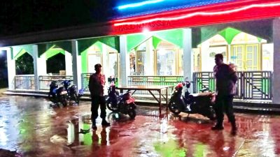 Polsek Kapuas Kuala Amankan Shalat Tarawih di Masjid Nurul Firdaus