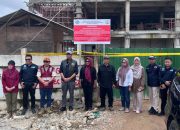 Pembangunan Hotel dan Resto di Pantai Pagatan Besar Dihentikan Sementara, Gakkumdu Kalsel Pasang Plang Larangan