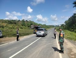 Babinsa Amankan Arus Mudik Lebaran di Kecamatan Mantewe