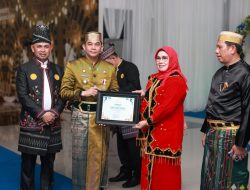 Bupati Tanah Bumbu Beri Penghargaan AKIP 2024 kepada 7 SKPD Berprestasi