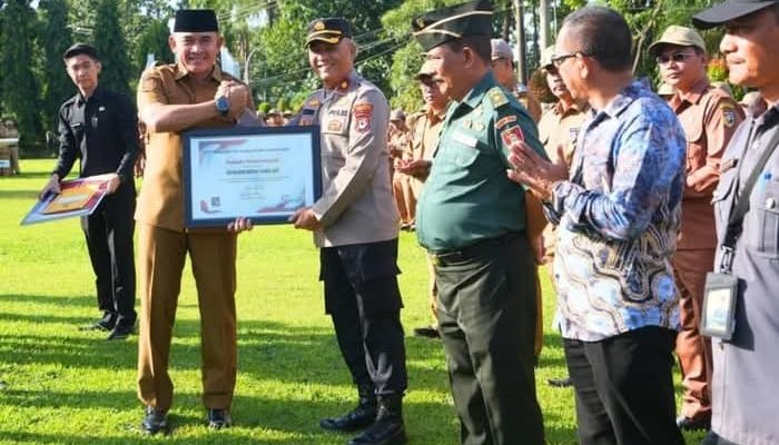 Apresiasi Efisiensi dan Kinerja, Bupati Tanah Laut Serahkan Penghargaan Usai Apel Gabungan