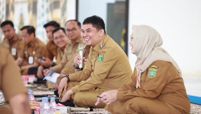 Bupati Tanah Bumbu Pimpin Rapat di Ruang Terbuka, Koordinasi Tetap Lancar Meski Ruang Direnovasi