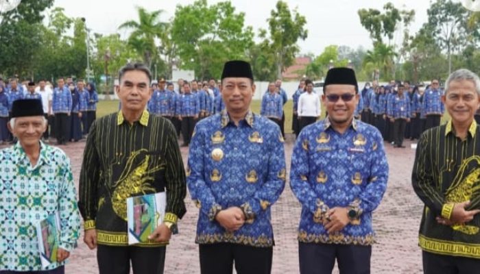 Bupati Sukamara Pimpin Apel HKN 2025 dan Beri Penghargaan Kepala OPD Purna Tugas