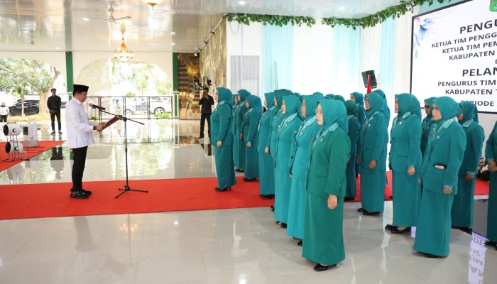 Bupati Tanah Bumbu Kukuhkan Ketua TP PKK dan Tim Pembina Posyandu 2025-2030