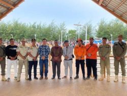 Wabup Tanah Laut Tinjau Kesiapan Wisata Pantai Jelang Libur Lebaran