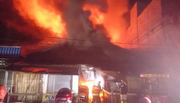 Kebakaran Besar Hanguskan Pasar Sarimulya di Kuala Kapuas