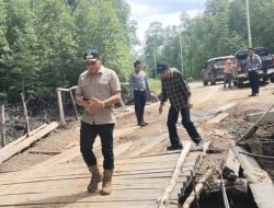Wabup Kotabaru Tinjau Jembatan Mangkrak di Desa Tanjung Semalantakan