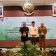 Bupati Kotabaru H Muhammad Rusli melakukan serah terima LHP LKPD 2024 bersama Kepala BPK RI Kalsel Andriyanto di Banjarbaru.
