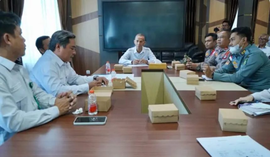 Plh Sekda Balangan, Sufrianor, memimpin rapat koordinasi lintas instansi untuk persiapan keberangkatan jemaah calon haji 2025 di Paringin Selatan.