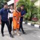 Alvaro Jordan (24), tersangka pembunuh Nurmaliza digiring polisi menuju Rutan Mapolda Kalteng, Jumat (16/5/2025). Dok. Polda Kalteng)