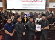 Wabup Kapuas Serahkan 6 Naskah Raperda kepada Pimpinan DPRD Kapuas