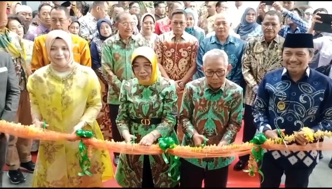 Wakil Gubernur Kalsel Hasnuryadi Sulaiman dan owner PT Amanah Group Imam Abror meresmikan RS AMC di Banjarmasin, Sabtu (9/5/2025).