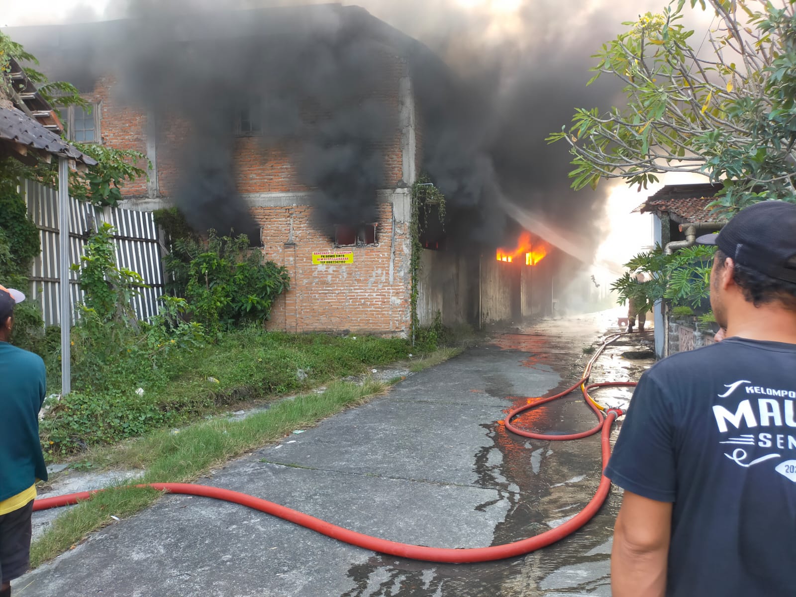 Gudang tas CV. Kairos di Bantul ludes terbakar akibat korsleting listrik, kerugian mencapai Rp 4,5 miliar.