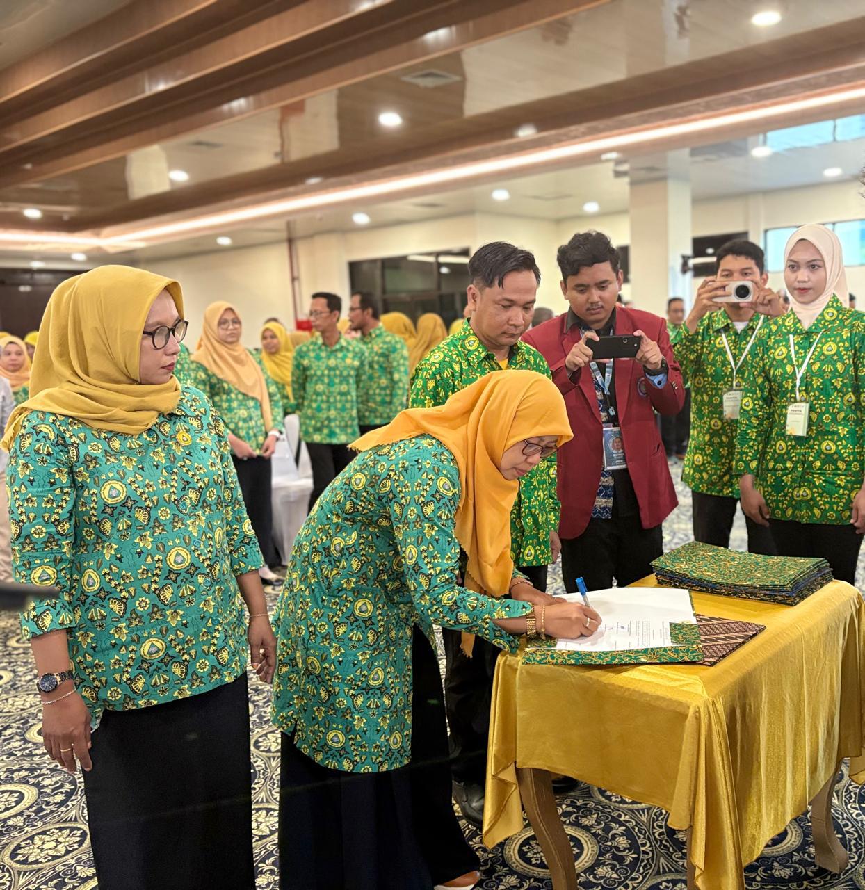 Foto jajaran pengurus HAKLI se-Kalsel saat pelantikan dan seminar nasional di Aula Bamega, Sabtu (10/5/2025).