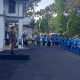 Bupati Tanah Laut H. Rahmat Trianto menyemangati atlet saat pelepasan Kontingen Popda 2025 di Halaman Kantor Bupati, Rabu (14/5/2025).