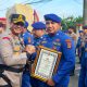 Kapolres Kotabaru AKBP Doli M. Tanjung memimpin langsung upacara kenaikan pangkat dan pemberian penghargaan kepada personel di Lapangan Apel Polres Kotabaru, Rabu (14/5/2025).