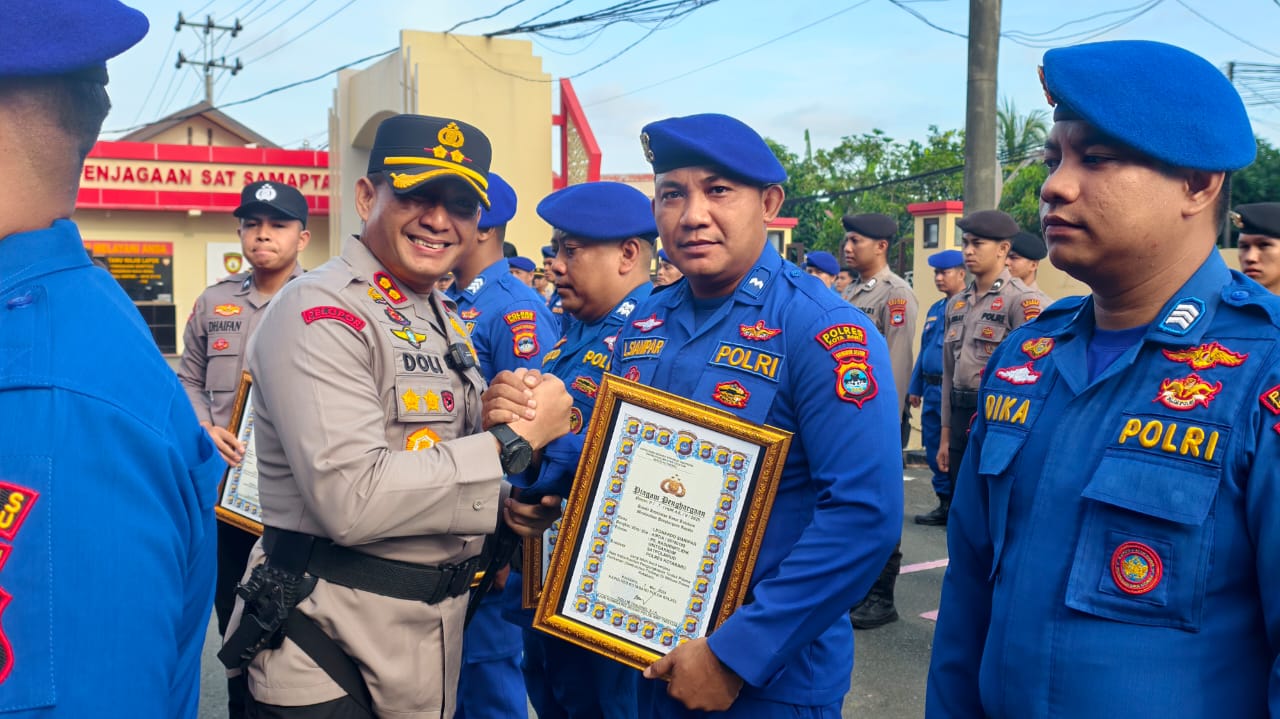 Kapolres Kotabaru AKBP Doli M. Tanjung memimpin langsung upacara kenaikan pangkat dan pemberian penghargaan kepada personel di Lapangan Apel Polres Kotabaru, Rabu (14/5/2025).