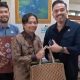 Wakil Gubernur Kalimantan Selatan Hasnuryadi Sulaiman mendampingi Menteri UMKM Maman Abdurrahman di VIP Room Lanud Sjamsudin Noor, Rabu (14/5/2025).