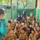 Anak-anak TK Abdi Mandiri tampak antusias mendengarkan dongeng berjudul "Landak yang Baik Hati" yang dibawakan oleh staf Dispersip Kotabaru.