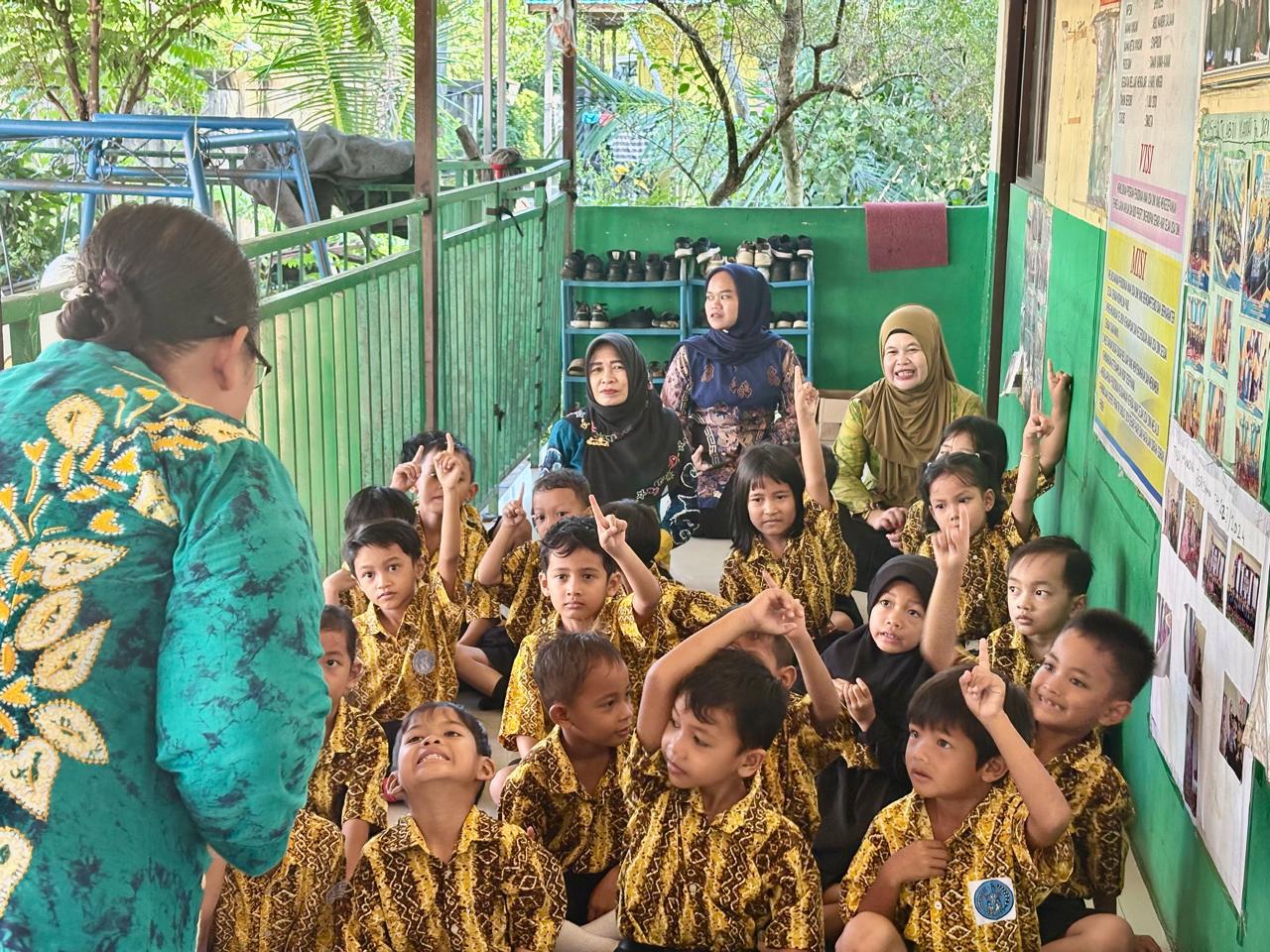 Anak-anak TK Abdi Mandiri tampak antusias mendengarkan dongeng berjudul "Landak yang Baik Hati" yang dibawakan oleh staf Dispersip Kotabaru.