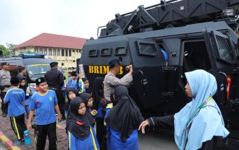 Siswa SDIT Khairul Rahman menaiki kendaraan taktis saat kunjungan edukatif ke Markas Brimob Polda Sumut di Medan, Kamis (15/5/2025).
