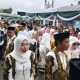 Ketua DPRD Balangan Hj. Linda Wati memberikan doa dan semangat kepada jamaah haji saat pelepasan di Kabupaten Balangan, Jumat (16/5/2025).