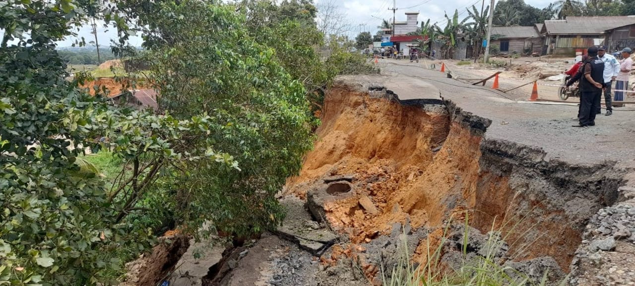 Jalan nasional KM 171 Satui, Kabupaten Tanah Bumbu, longsor yang mengganggu aktivitas pengguna jalan dan warga (dok. BK 28 September 2022)