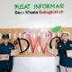 Dosen dan mahasiswa Universitas Brawijaya mengenalkan sistem QRIS wisata digital di Rest Area Gubugklakah, Kabupaten Malang, Sabtu (17/5/2025).
