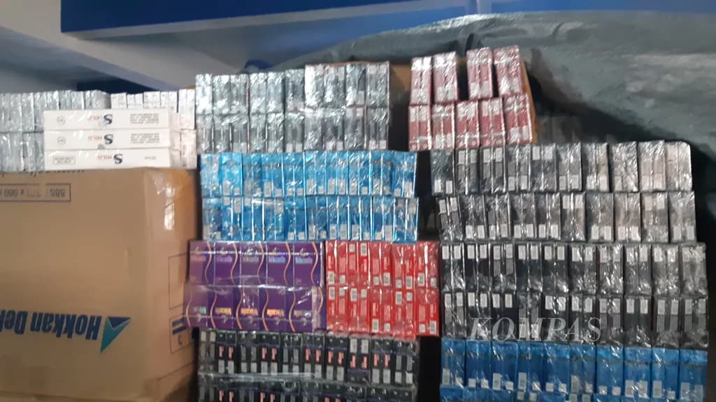Ratusan bungkus rokok ilegal di sebuah warung wilayah Jawa Timur, (Foto Dok. Agung Santoso/BK)
