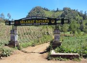 Pintu gerbang jalur Ranukumbolo, Gunung Semeru. (Sumber Foto BB TNBTS)