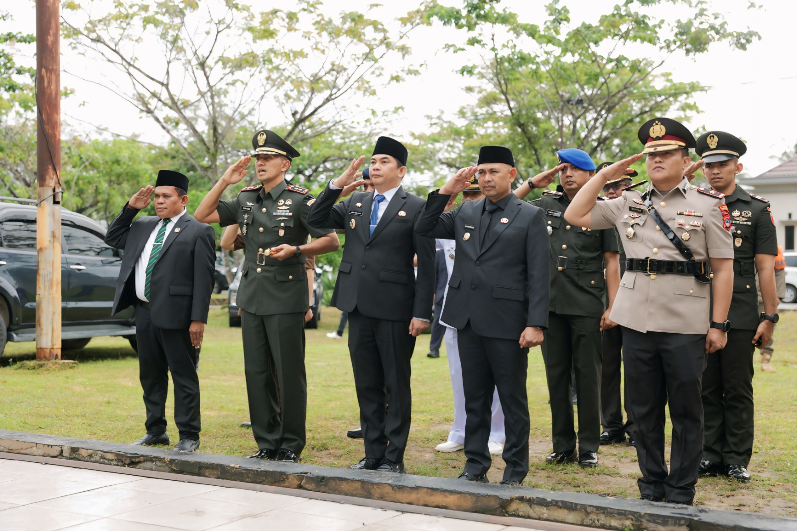 Bupati Tanah Bumbu Andi Rudi Latif dan Forkopimda menabur bunga di Makam Pahlawan Mattone, Pagatan, Selasa (20/5/2025), dalam rangka HUT ke-76 Proklamasi Pemerintahan Gubernur Tentara ALRI Divisi 4 Kalimantan. (Foto: Diskominfo Tanbu)