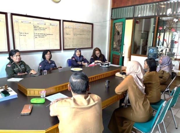 Tim Dinas Kesehatan Provinsi Kalteng berdiskusi dengan petugas kesehatan Sukamara saat bimbingan teknis program Gizi dan KIA di Sukamara, Kamis (29/4/2025).