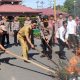 Kapolres Balangan AKBP DR. Yulianor Abdi bersama Forkopimda memimpin simulasi pemadaman api usai apel kesiapsiagaan Karhutla di halaman Mako Polres Balangan, Senin (26/5/2025). (Dok. Humas Polres Balangan)