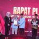 Erna Lisa Halaby dan Wartono menerima berita acara penetapan sebagai pasangan terpilih dalam Pilkada Banjarbaru 2024, Selasa (28/5/2025)