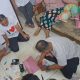 Petugas Satresnarkoba Polres Balangan menunjukkan barang bukti narkoba yang disita dari rumah RU di Desa Tanta Hulu, Tabalong, Kalimantan Selatan, Jumat (30/5/2025).