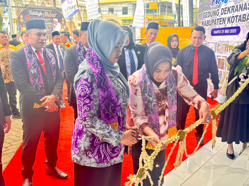 Ketua PKK sekaligus Ketua Dekranasda Kotabaru, Suci Anisa, didampingi Wakil Ketua PKK Siti Khadijah, secara simbolis memotong pita sebagai tanda diresmikannya Gedung Dekranasda Kotabaru, Sabtu (31/05/2025)