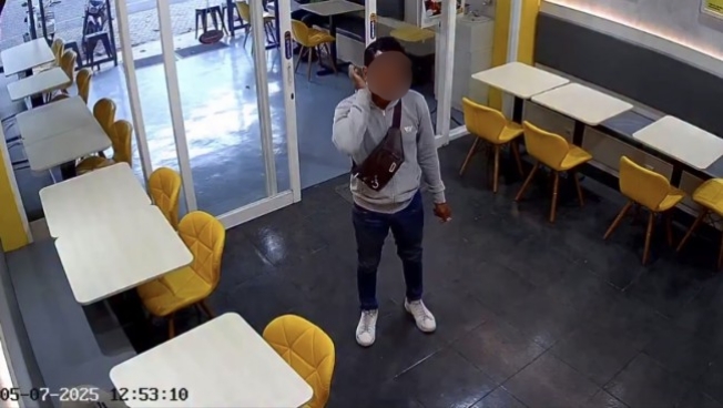 Tangkapan layar video yang memperlihatkan pria mengaku anggota Karang Taruna melakukan pungli di salah satu kedai kawasan Jalan Cengkeh, Kota Malang.