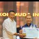 Djoko Prihatin saat menerima penghargaan Tokoh Muda Inspiratif Malang Raya dari SMSI Award 2025 di Kota Batu, Sabtu (11/5/2025).