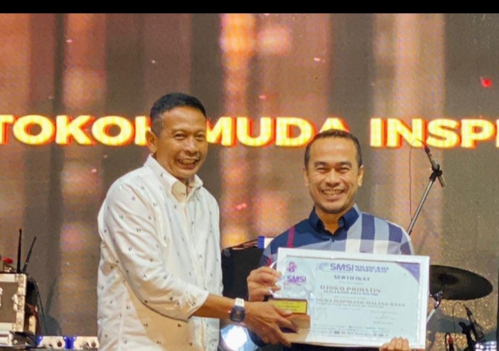 Djoko Prihatin saat menerima penghargaan Tokoh Muda Inspiratif Malang Raya dari SMSI Award 2025 di Kota Batu, Sabtu (11/5/2025).