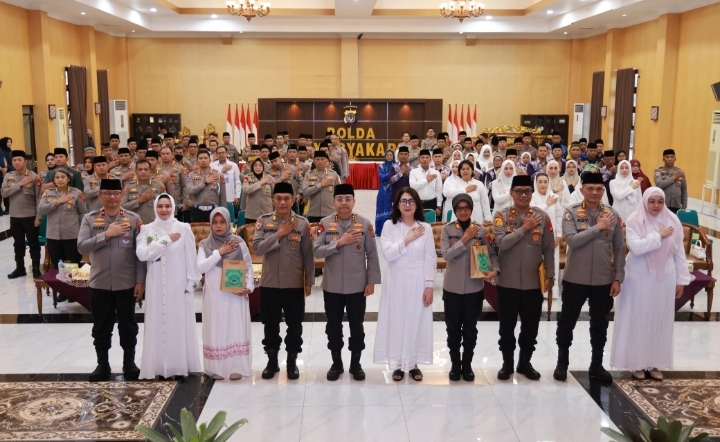 Kapolda DIY Irjen Pol Anggoro Sukartono saat melepas personel Polda DIY yang akan menunaikan ibadah haji dalam acara pamitan di Mapolda DIY, Jumat (16/4/2025). (Foto: Humas Polda DIY)