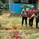 Polisi Satui mengamankan Suharyadi yang membunuh tetangganya dengan celurit akibat cekcok soal kelapa di Tanah Bumbu, Sabtu (17/5/2025).