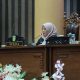 Pj Sekda Tanah Bumbu Yulian Herawati menyampaikan pengantar dua Raperda dalam rapat paripurna DPRD, Senin (19/5/2025).